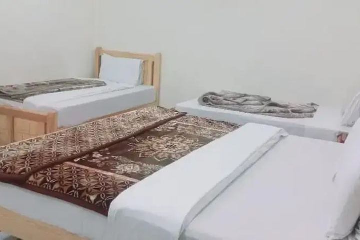 Room 4 of 12