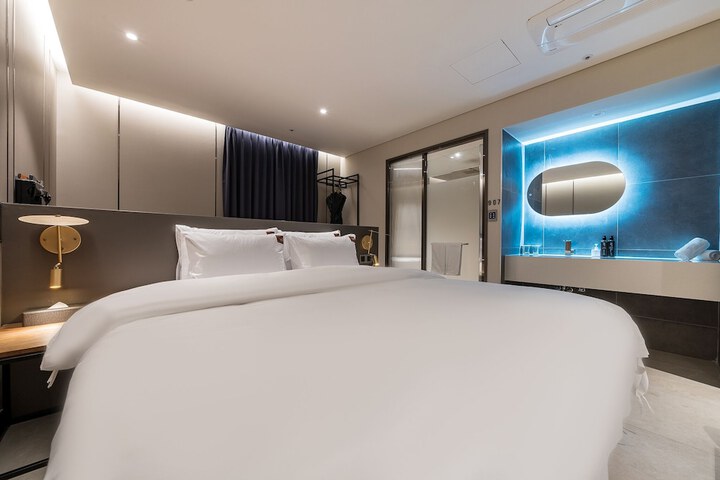 Room 9 of 48