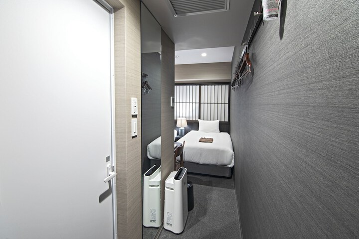 Room 10 of 32