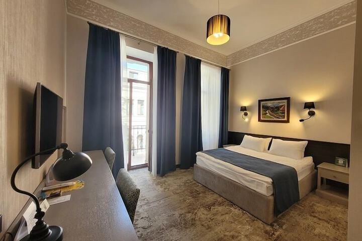 Room 25 of 77