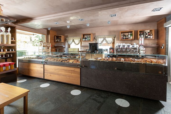 Lounge 74 of 99