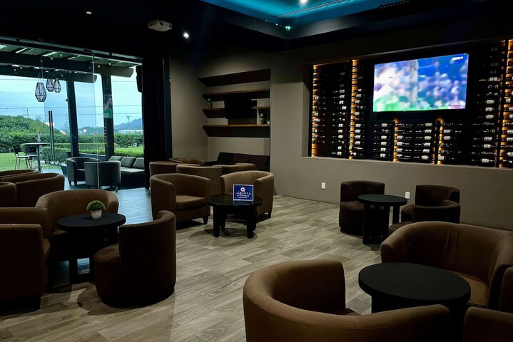 Lounge 38 of 49