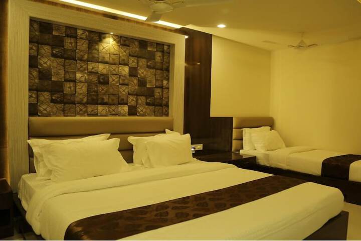Room 6 of 12