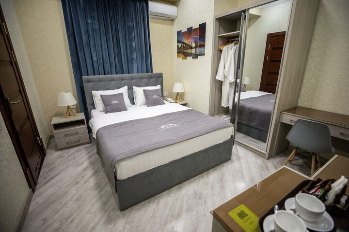 Room 4 of 82