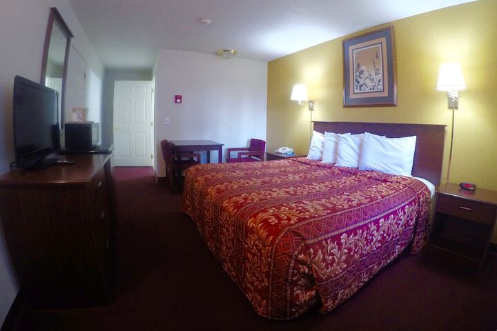 1 King Bed (3 of 7)
