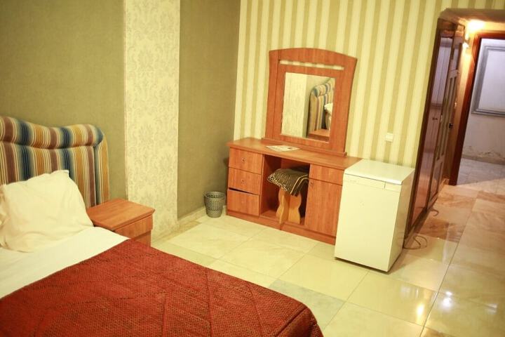 Room 5 of 8