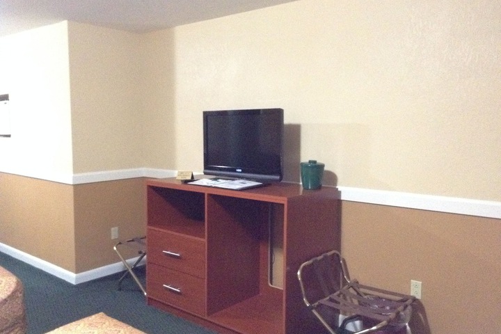 Basic Room 1 King Bed (2 of 14)