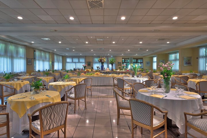 Dining 90 of 93