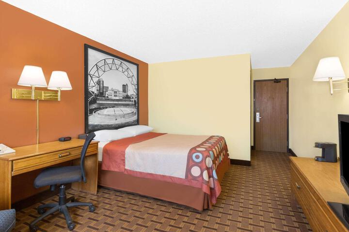 1 Queen Bed (5 of 9)