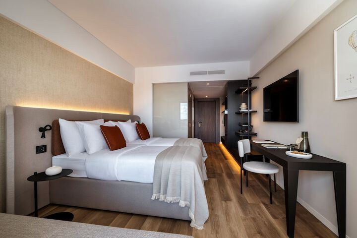 Room 33 of 118