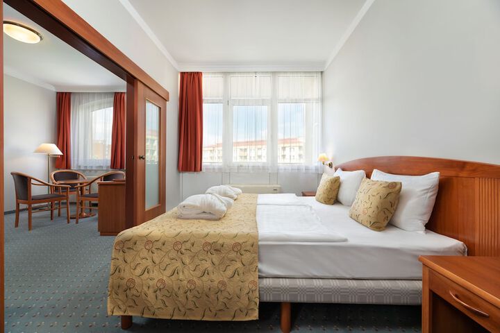 Room 5 of 93