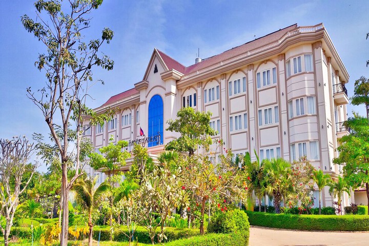 Hotel Exterior 70 of 78