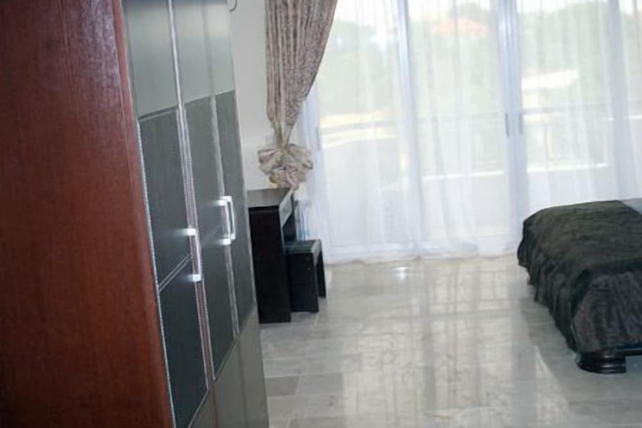 Room 12 of 33