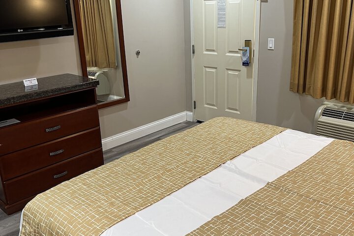 1 Queen Bed (16 of 16)