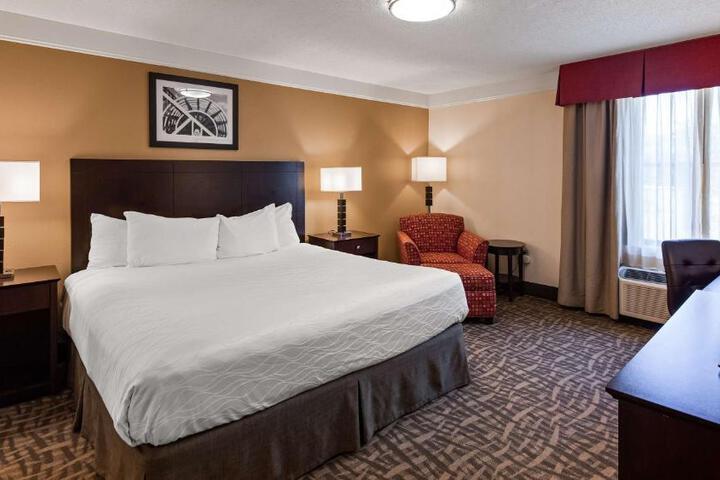 1 Queen Bed Mobility Accessible Communication Assistance Bathtub Full Breakfast (12 of 13)