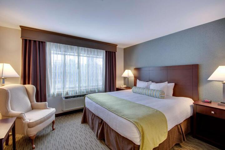 1 King Bed Microwave and Refrigerator WiFi Full Breakfast (7 of 15)
