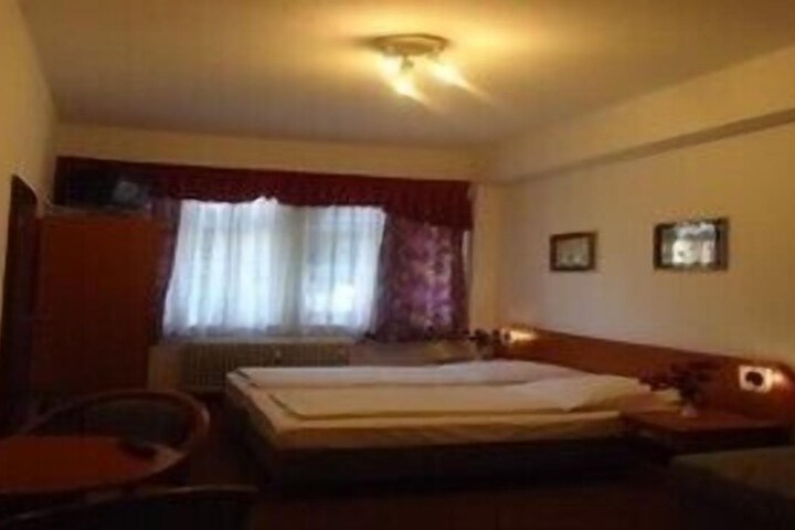 Room 9 of 21