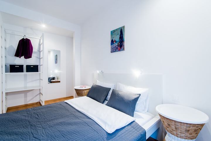 Room 3 of 108
