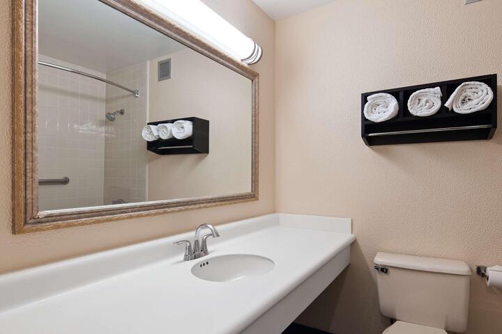 2 Queen Beds Work Desk Microwave and Refrigerator Full Breakfast (2 of 9)