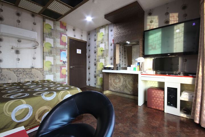 Room 12 of 27