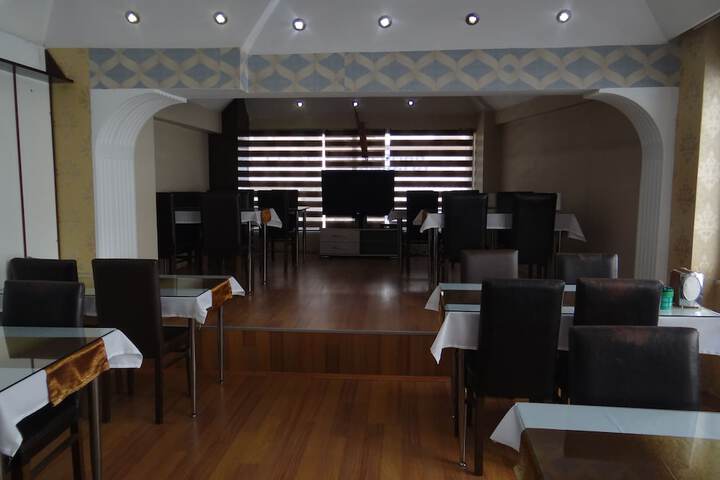 Dining 33 of 36