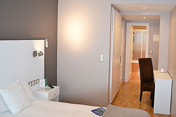 Room 6 of 101