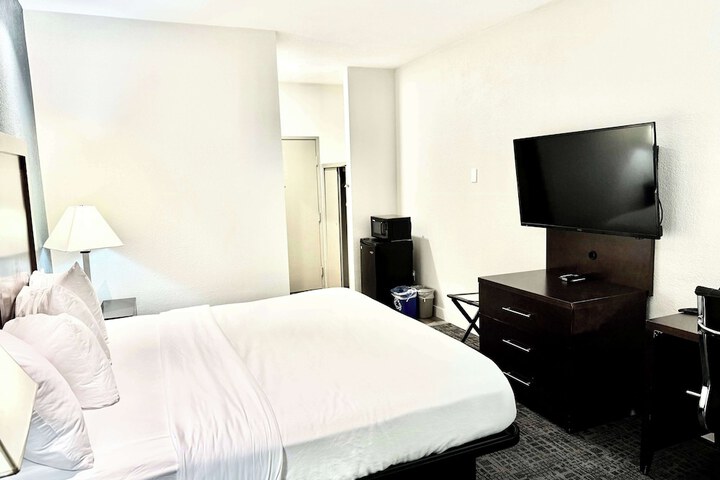 1 King Bed (13 of 16)