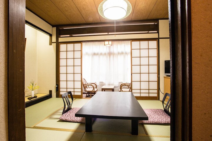 Room 4 of 18