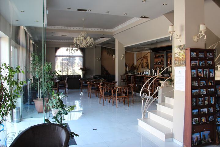 Lounge 23 of 31