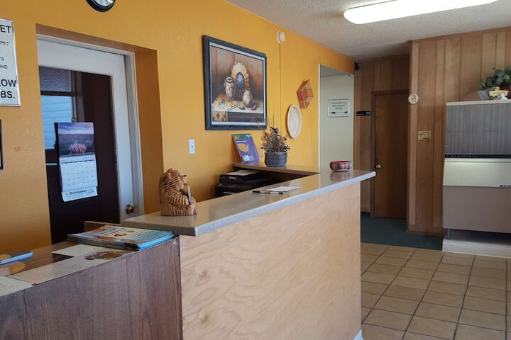 Check-in/check-out kiosk