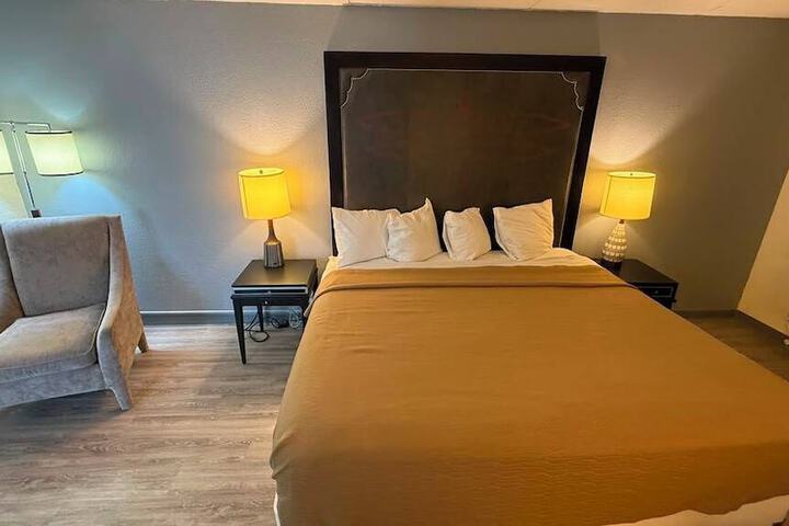 Room 7 of 18