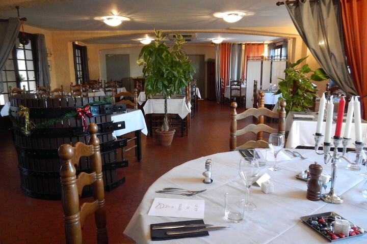 Dining 11 of 20