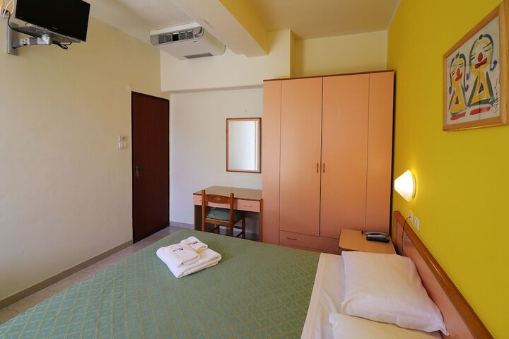 Room 38 of 150