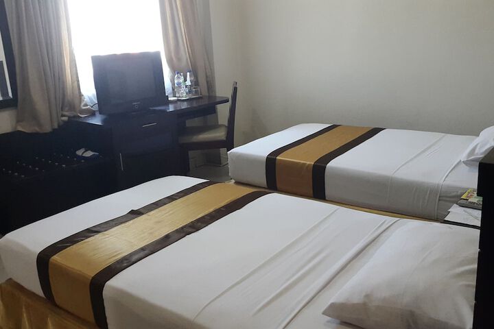 Room 5 of 8