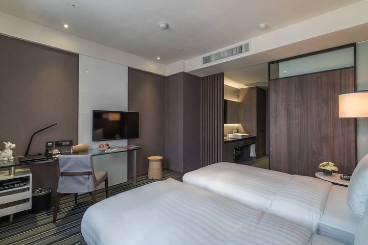Room 18 of 108