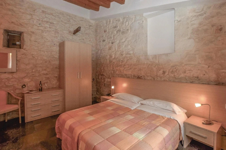 Room 5 of 14