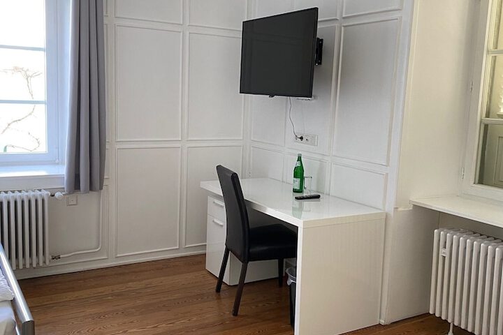 Room 6 of 17