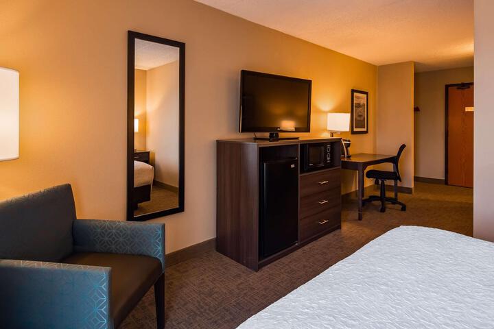 Accessible Suite Queen Bed Accessible Walk in Shower Sofa Bed Work Desk Microwave and Refrigerator Full Breakfast (6 of 30)