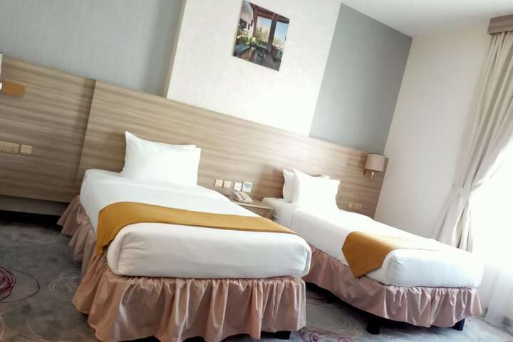Room 10 of 76