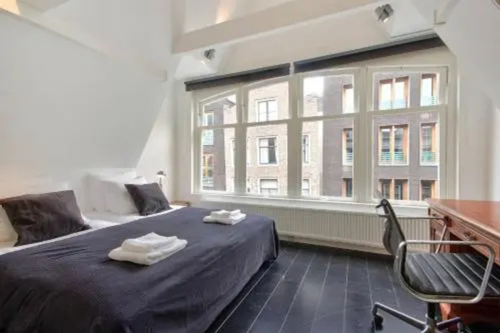 Room 2 of 10