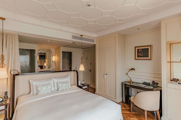 Room 5 of 184