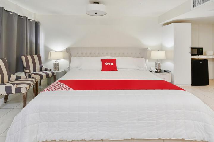 Deluxe King Bed (4 of 22)