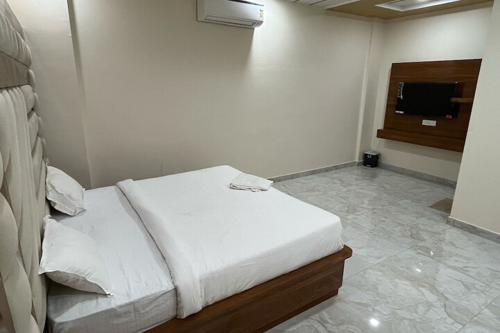 Room 4 of 10