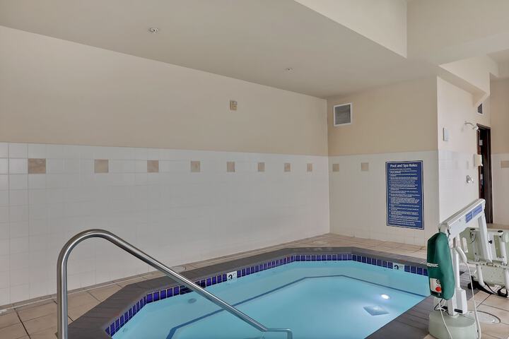 Indoor spa tub
