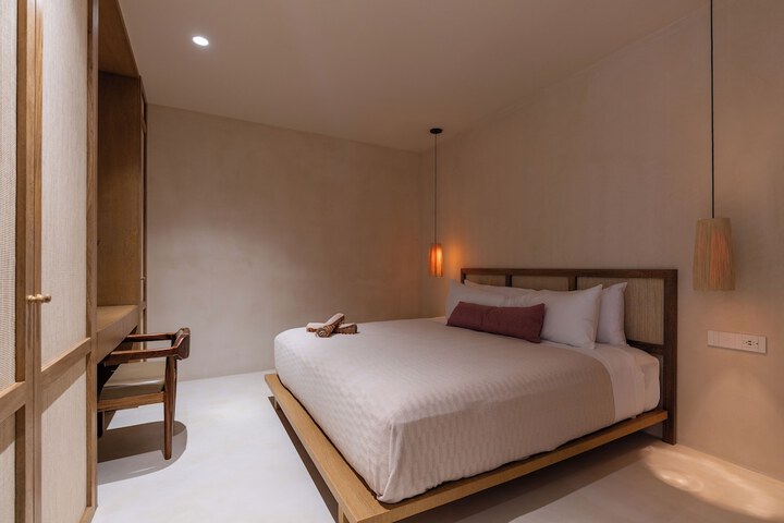 Room 8 of 80