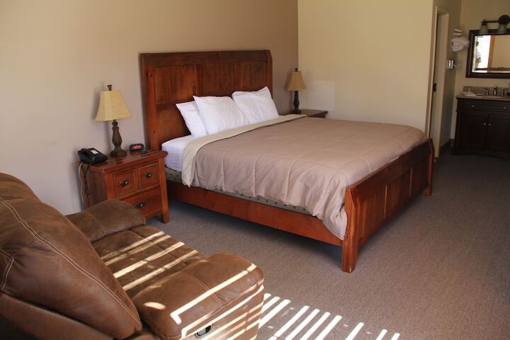 1 King Bed Lake View (3 of 14)