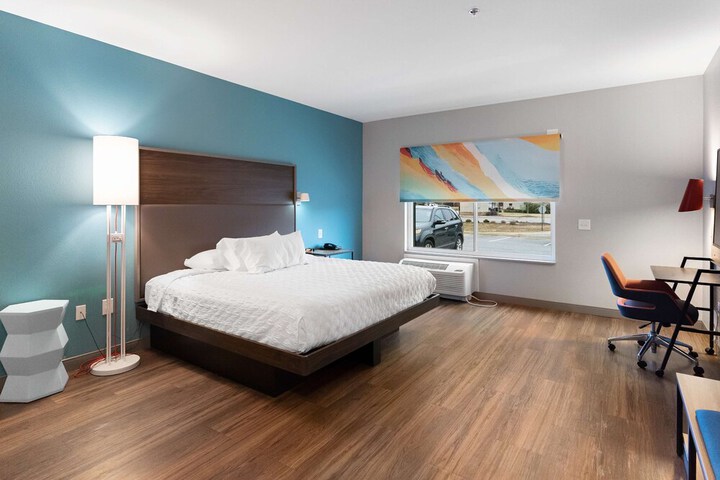 1 King Bed (8 of 13)