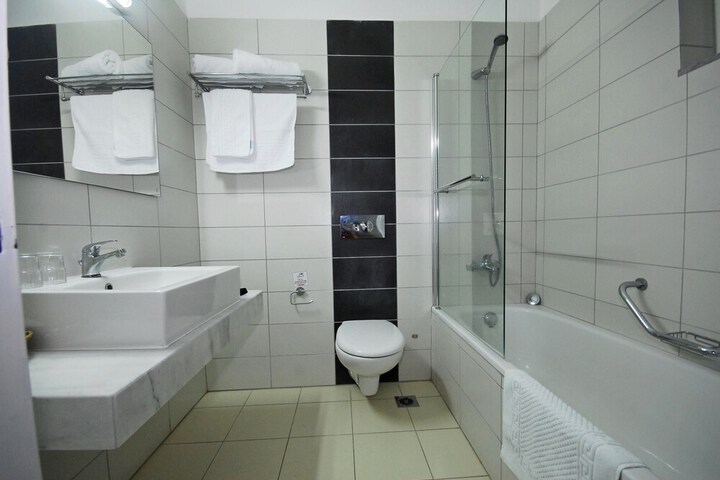 Room 10 of 30