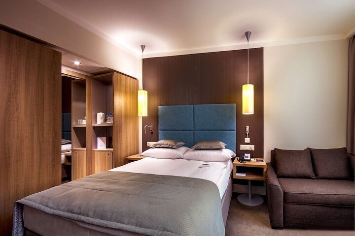 Room 4 of 203