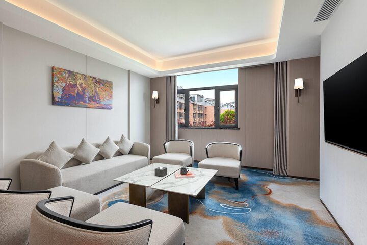 Room 5 of 18